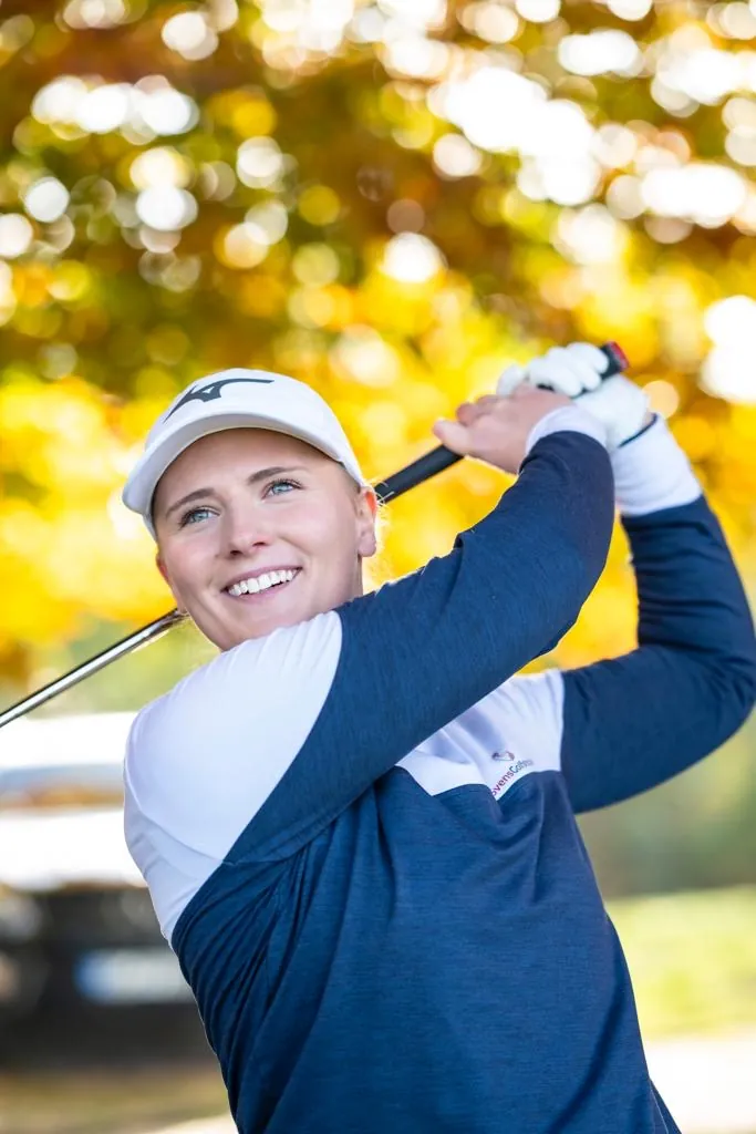 Golfer at winter training in Golf Lounge