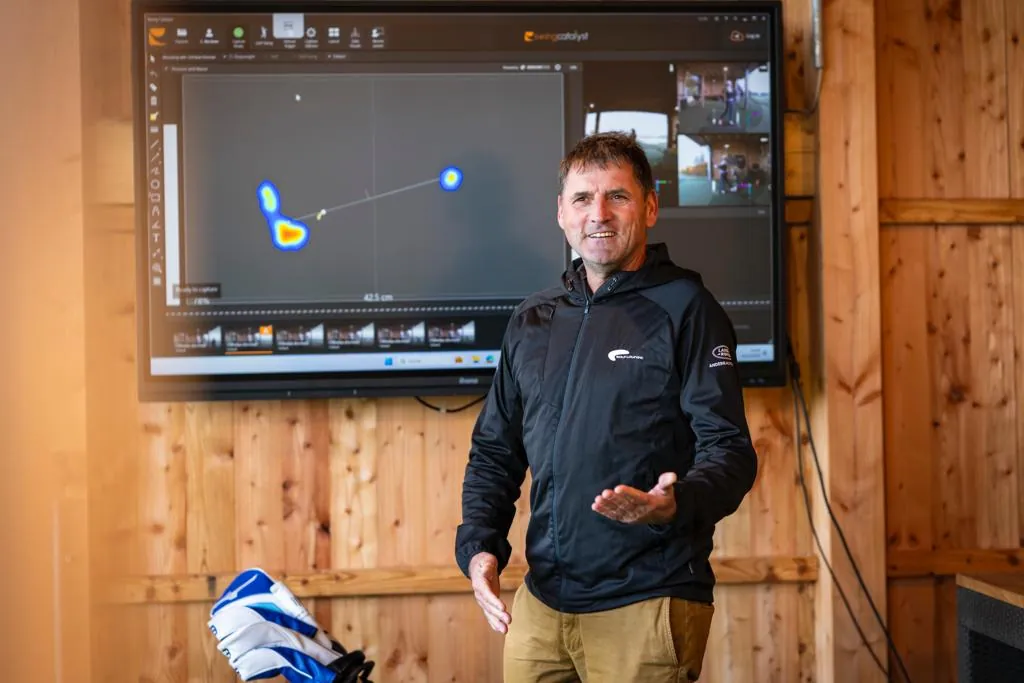 Indoor golf training with cutting-edge technology