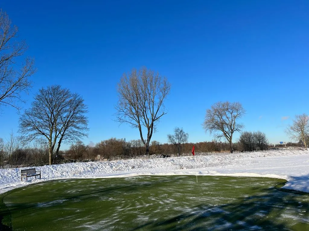 Wintry golf facility Golf Lounge