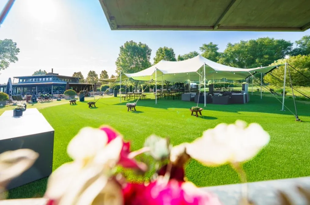 Eventlocation der Golf Lounge Hamburg mit großzügigem Außenbereich