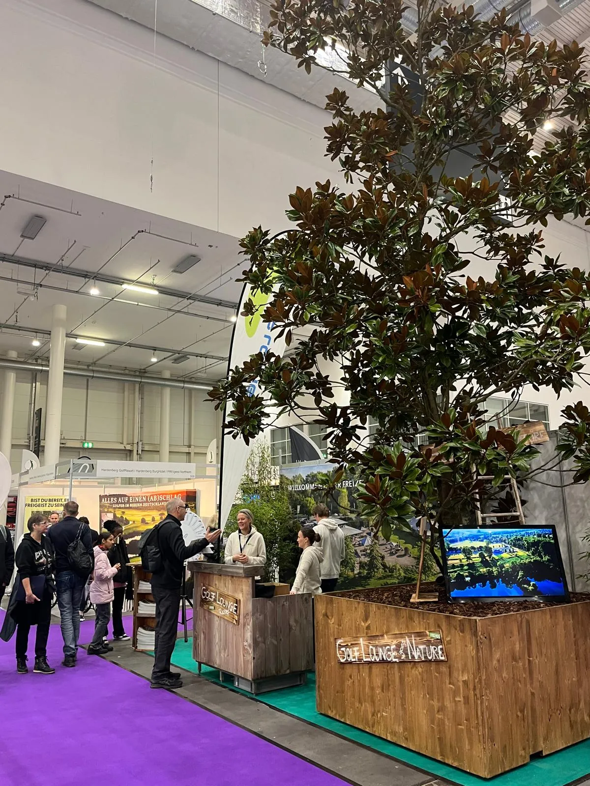 Besucher am Golf Lounge Stand