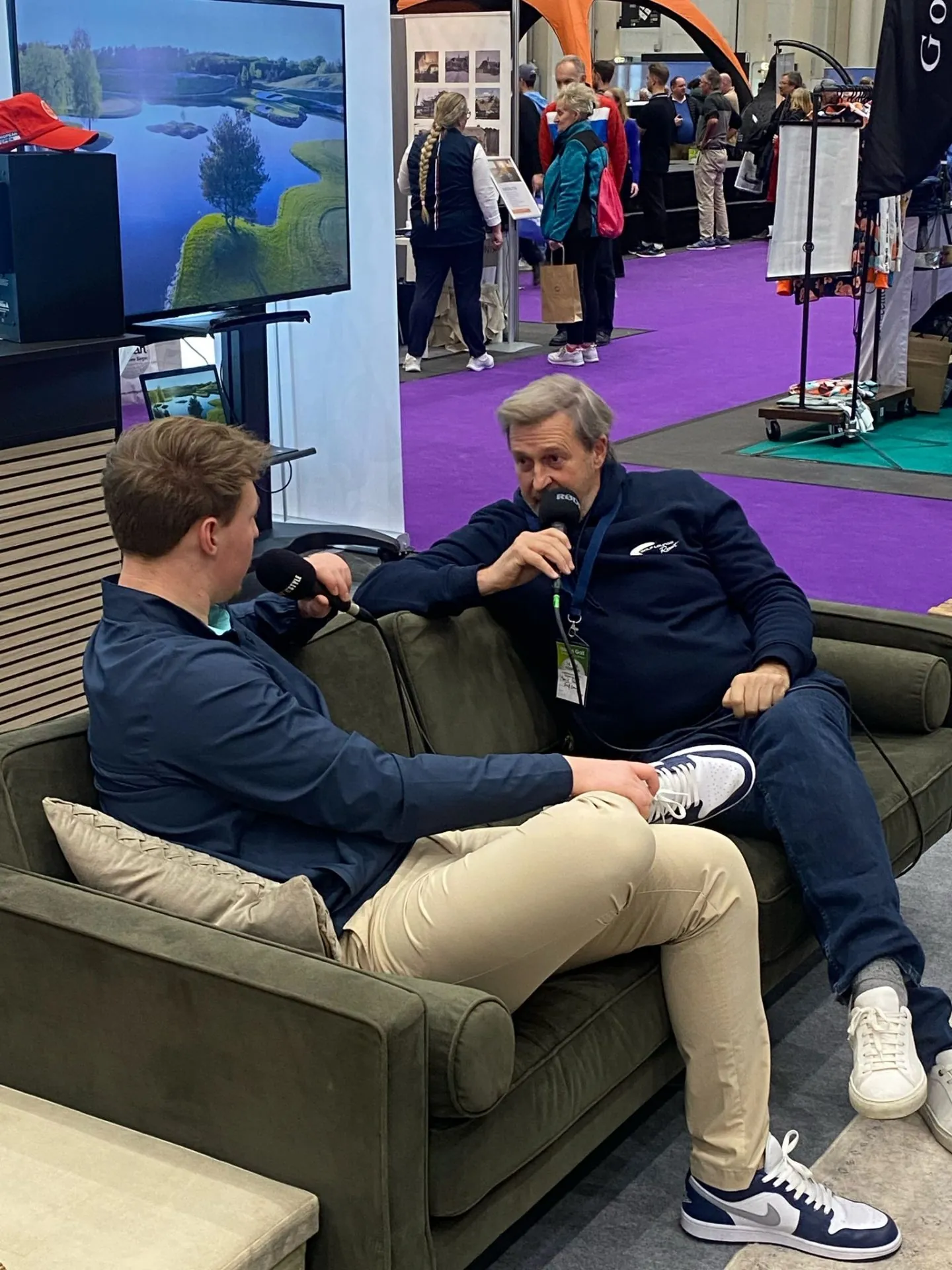 Gespräch über Golf-Dienstleistungen in der Golf Lounge