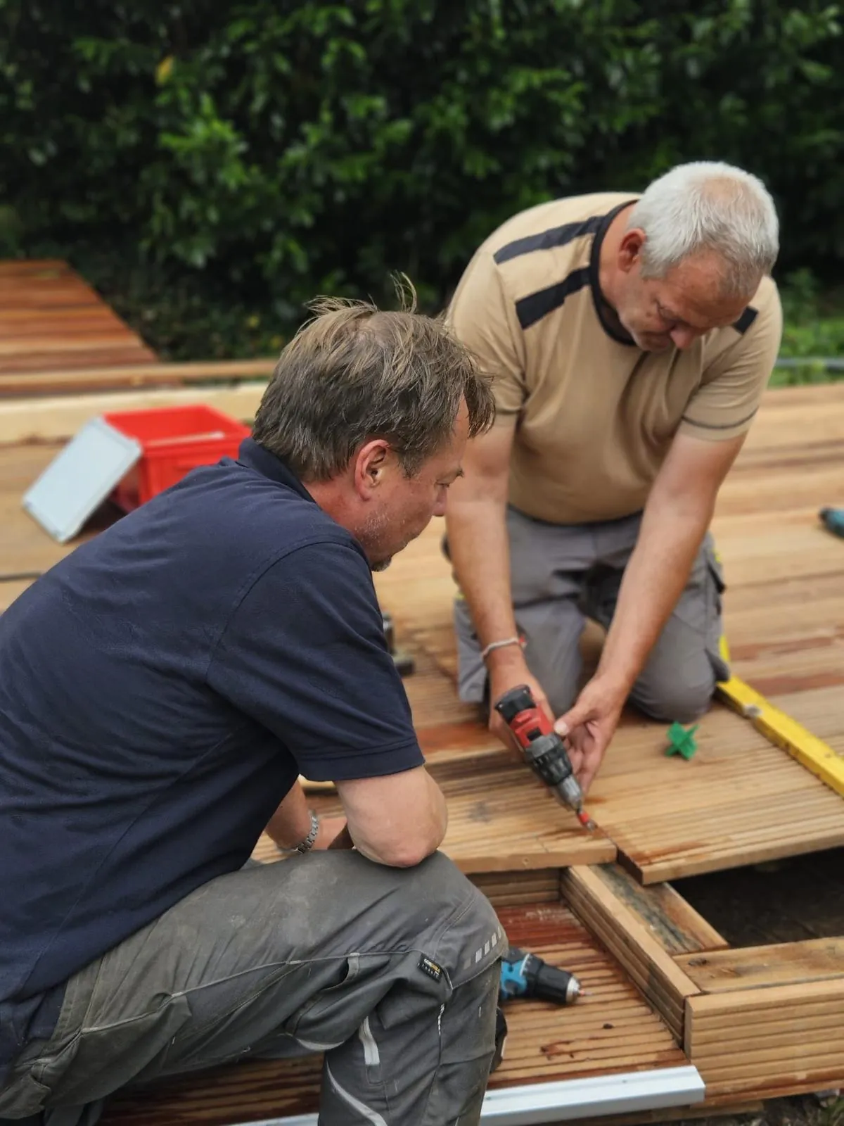 Craftsmen installing at Golf Lounge Hamburg