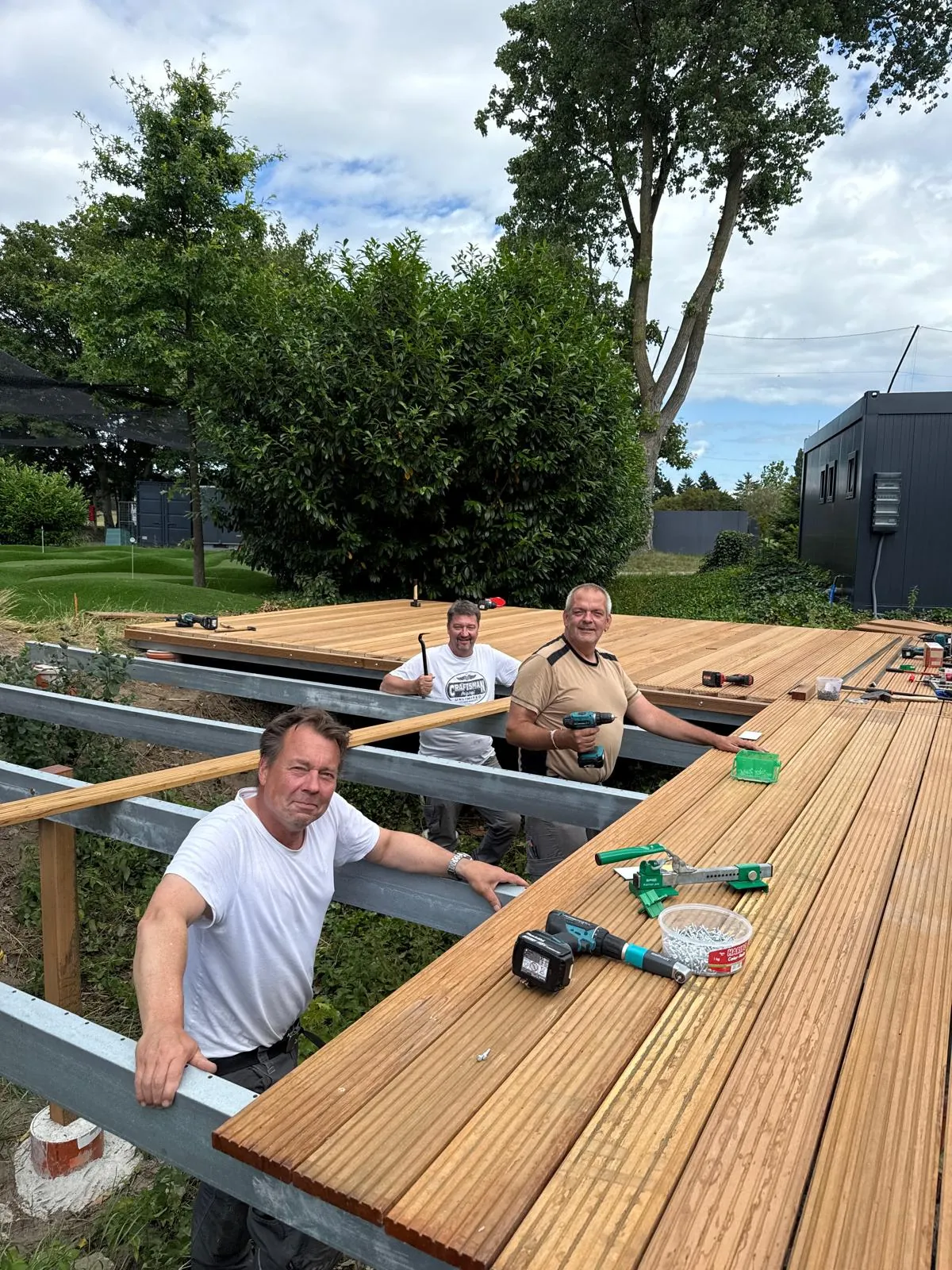 Craftsmen renovating the Golf Lounge Hamburg sun terrace